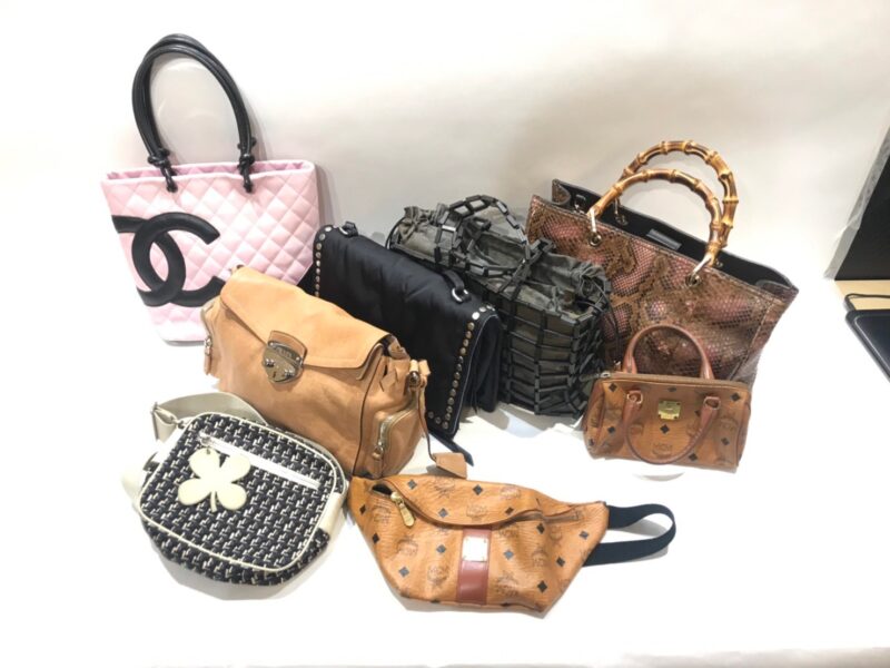 シャネルなど大量のブランドバッグ