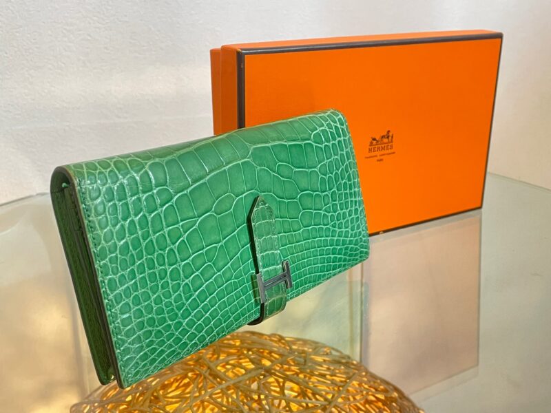 エルメスのグリーン系アリゲーター素材のベアンスフレ長財布