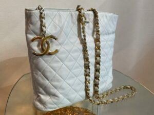 シャネル クラシック バッグ キャビアスキン ホワイト